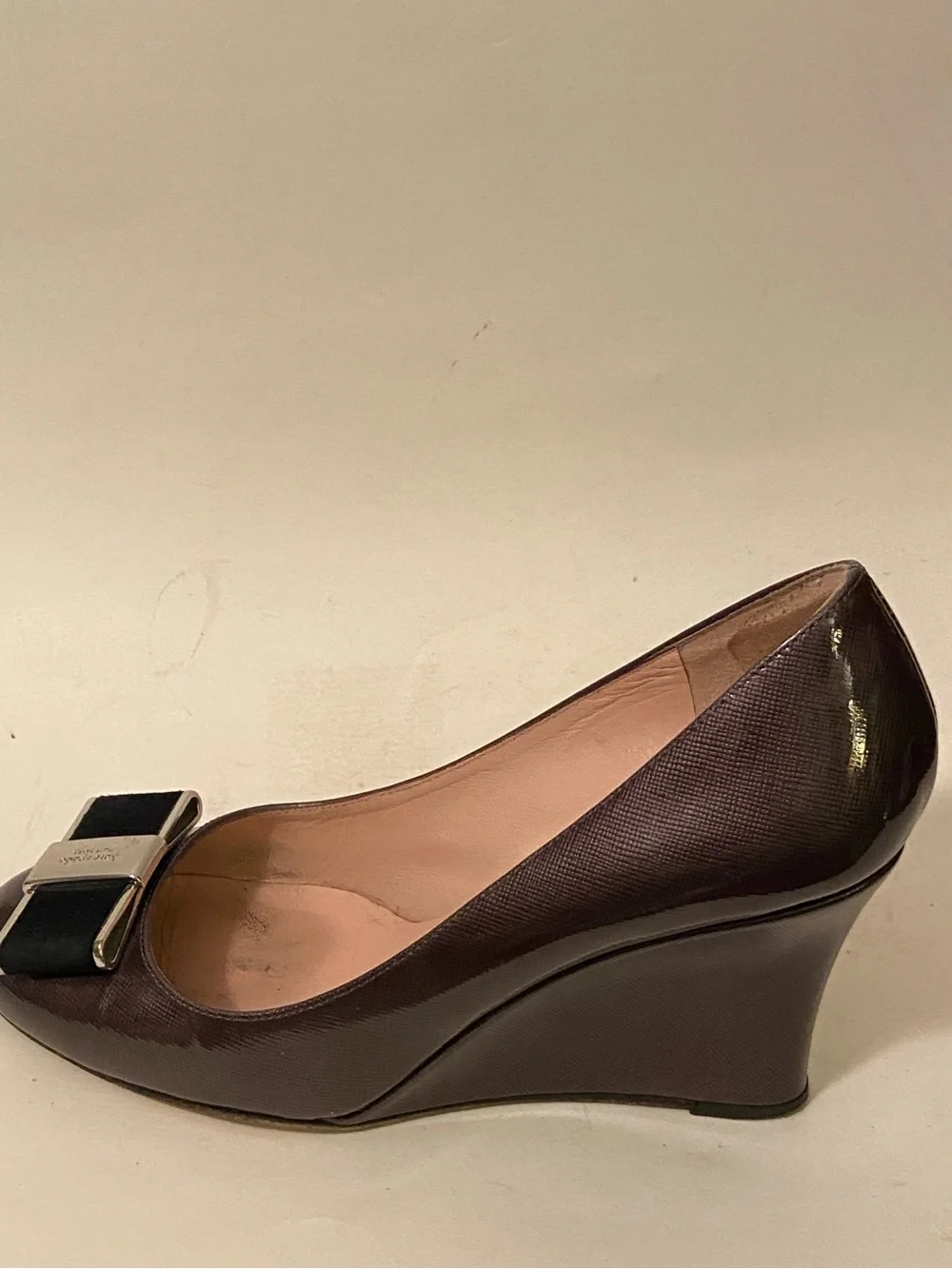 Kate Spade New York Bowdie Wedge Grey Patent Leather Pumps Bow Accent Italy Sz 7